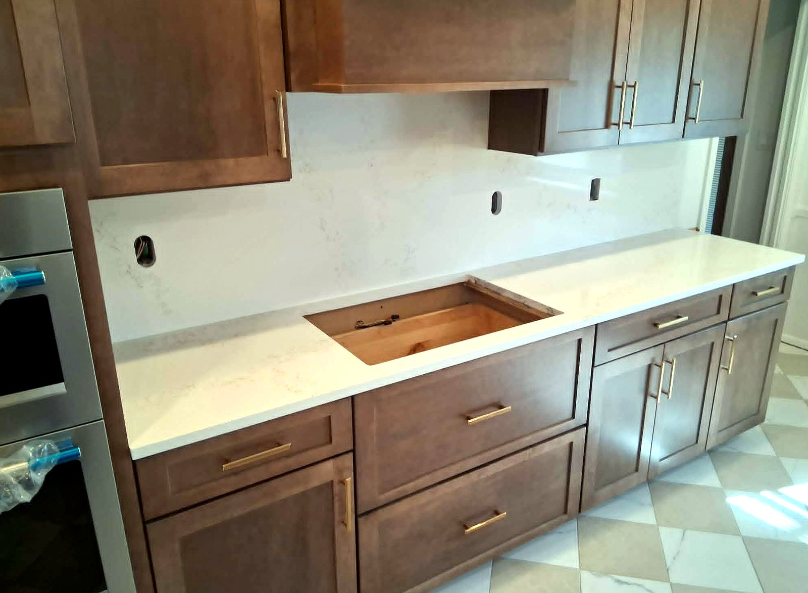 White marble kitchen counters